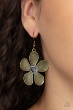 Load image into Gallery viewer, Fresh Florals - Brass earring 2108
